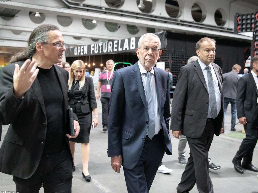 ការពិតនិងមីសាទ: អត្ថន័យនិងការប៉ះពាល់ក្នុងសង្គម